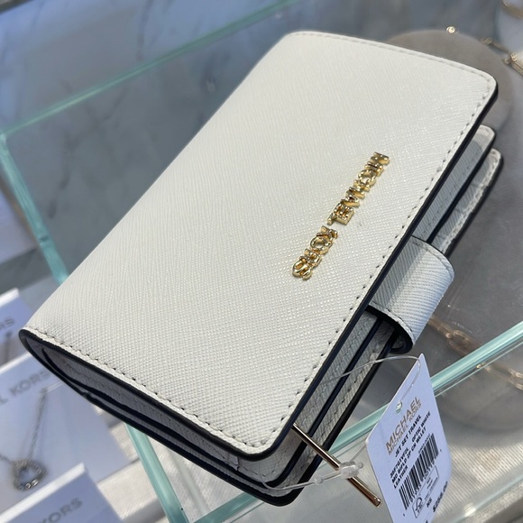 Michael Medium Crossgrain Leather Bifold Wallet
Optic White
NWT - Picture 13 of 16